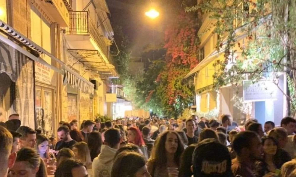 Τα υπαίθρια πάρτι καλά κρατούν - Συνωστισμός για take away ποτά